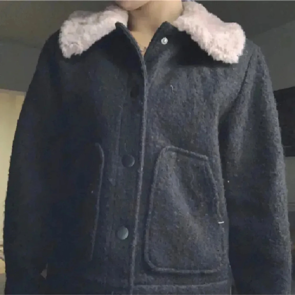 Svart jacka med rosa fuskpäls Monki - 1