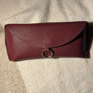 Glasses Case från H&M - Burgundy Glasses Case 