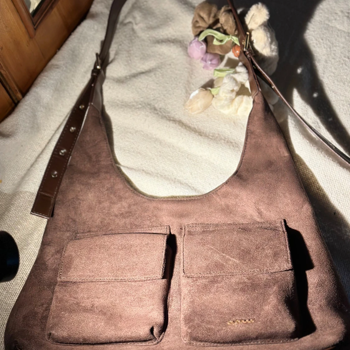 Brun mocka axelväska med fickor