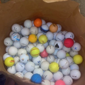 Golfbollar - Stor samling begagnade golfbollar i olika färger och märken, inklusive Titleist, Srixon, Callaway m.fl.  kontakta för dem bollarna du vill ha så kommer vi överens om ett pris