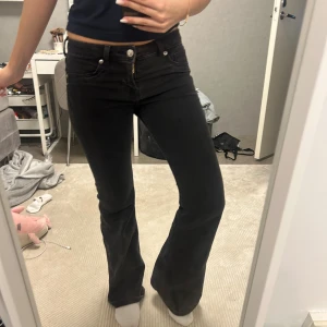 svarta jeans - Sååå söta jeans från hm!!! Kommer tyvärr inte längre till användning💞💞 kontakta för fler bilder o frågor 