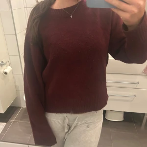 Vinröd stickad tröja  - Mysig vinröd stickad tröja med rund halsringning och långa ärmar. Jättemysig och skön tröja!