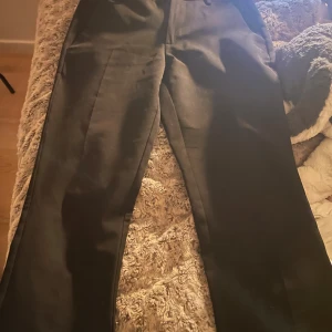 Kostymbyxor från bikbok! - Säljer ni ett par kostymbyxor fårn bikbok i Stolrke 34, de är i modellen Vera, de är uppsydda och passar mig som är 160!🥰