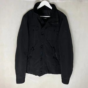 J Lindeberg field - Riktigt soft J Lindeberg field jacka. Storlek L. Jackan är fodrad med dun så passar för kyligare väder. Modellen är 185.