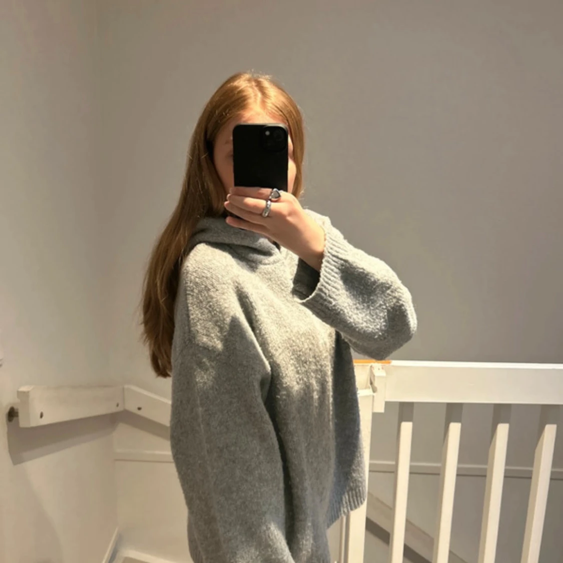 Grå stickad hoodie med huva - 2