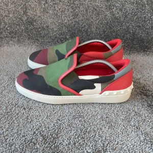 Valentino Slip ons - ‼️VI TAR EJ BYTEN‼️Valentino Slip-Ons | Skick: 9;10 | Storlek 40  | ingår enbart skorna vid köp. | Fraktar inom 24H efter köp på köparens bekostnad 📦💨 | Hör av dig vid minsta fråga eller fundering 💭