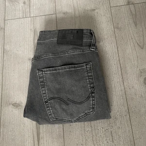 Jack and Jones Jeans - Tja, säljer dessa Jack and Jones jeans i modellen Slim/Glenn. Storleken på jeansen ligger på 30/32. Bra skick med små tecken på användning!