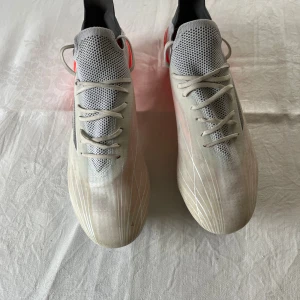 Adidas X speedflow - Säljer dessa adidas x speedflow som inte säljs längre. Det är bara använda ett fåtal gånger och som man kan se har 2 dobbar lossnat men man kan fortfarande köra med dom. Det är sg dobbar. Hör av dig vid minsta fundering//Felix 