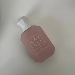 Kayali Yum Boujee Marshmallow - Säljer min Kayali parfym. Ursprungligen 50ml men gissar på 30-35ml kvar, alltså mer än hälften