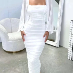 Vit långklänning från THATSSOFETCH - Supersnygg vit långklänning från Thatssofetch, bara använd en gång. (Lappen sitter inte kvar men tvättad) Org pris: 630 kr! Storlek S 💕