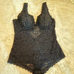 Svart spetsbody från Intimissimi - Säljer en svart spets body från Intimissimi, storlek 75B. Aldrig använd bara testad en gång. (Lapp finns kvar se bild 3-4). Org pris 729kr men säljes för 550