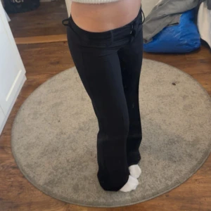 Dundersnygga bootcut kostymbyxor  - Sååå snygga lågmidjade kostymbyxor från Nelly, helt oanvända. Orginalpris 699 kr
