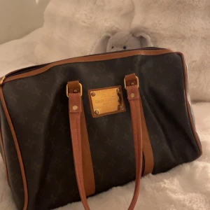 Fin väska - Snygg bag/handväska. Fin till hösten, bra kvalitet och rymmer mycket!!