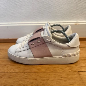 Valentino open sneakers  - Säljer nu dessa fina valentino skor | Fint skick | Storlek 38,5 | Givetis äkta kommer även med äkthetsbevis | Hör gärna av er vid frågor eller funderingar 