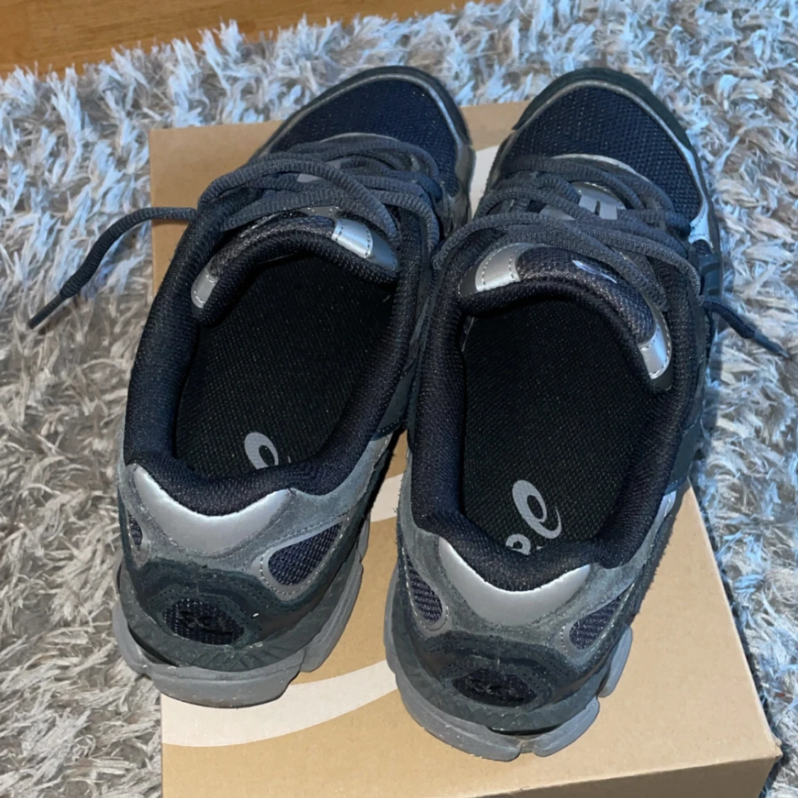 Svarta och grå Asics sneakers - 1