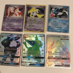 Pokémon GX och EX samlarkort - Samling av sex Pokémon GX och EX-kort, inklusive populära karaktärer som Umbreon, Espeon, Mr. Mime, Jirachi, Gyarados och Celesteela. Perfekt för dig som älskar Pokémon och vill utöka din samling med coola och sällsynta kort!