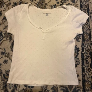 Vit topp  - säljer min jättesöta vita topp från brandy då den tyvärr inte används längre💕passar mig som xs/s. pris kan diskuteras!❣️