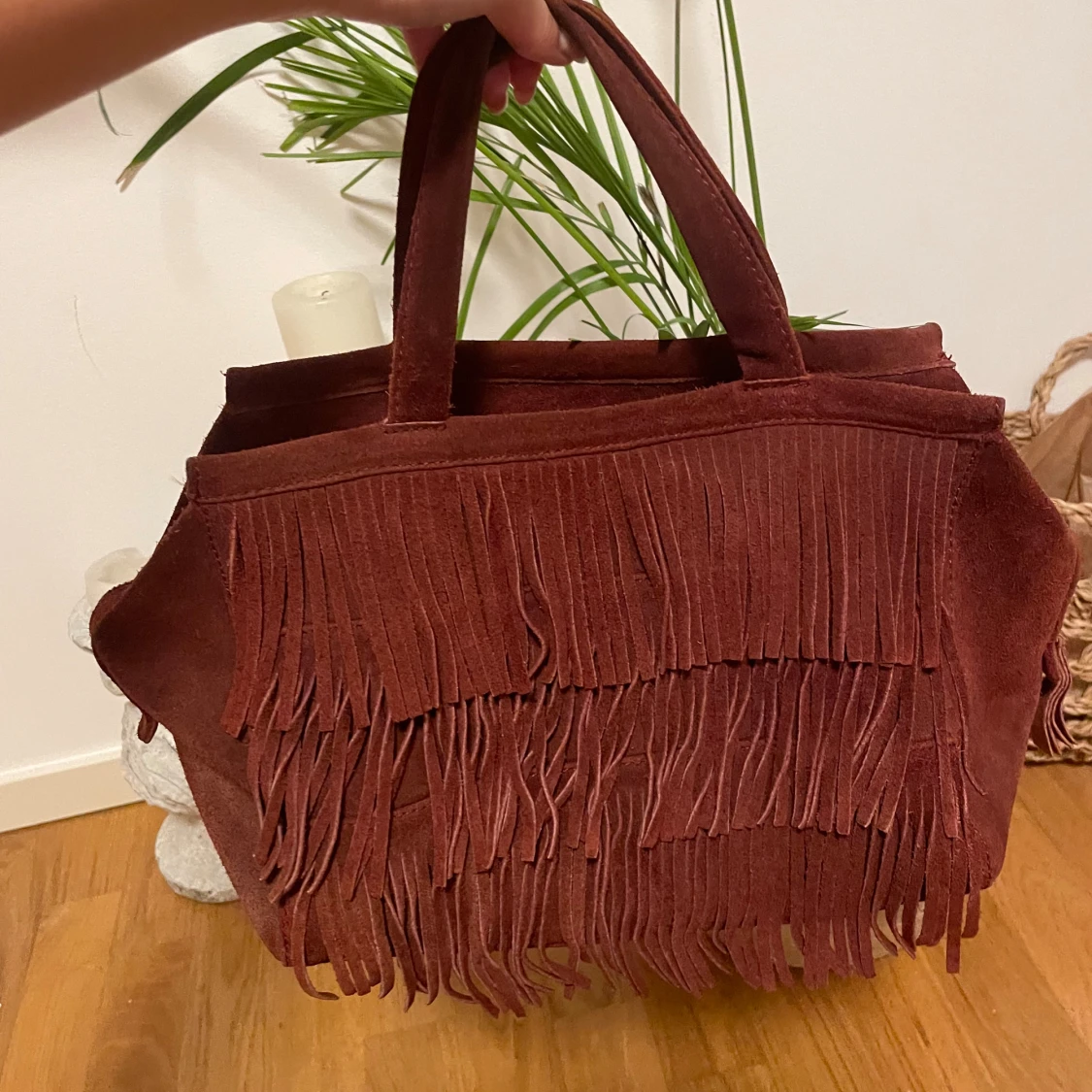 Snygg röd mockaväska med fransar