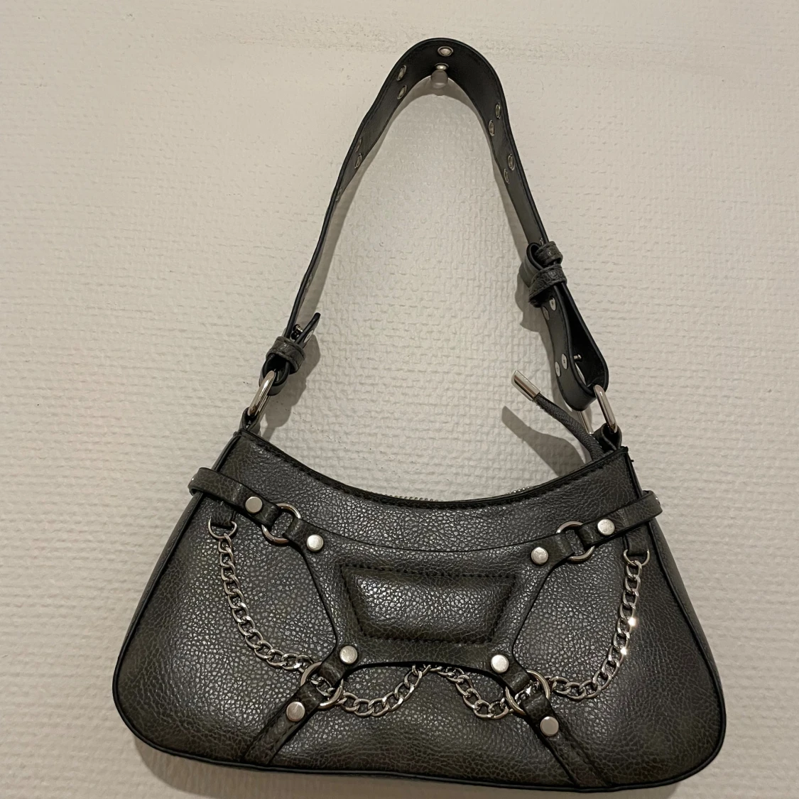 Svart axelväska med kedjedetaljer - 1