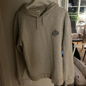 Ljusgrå hoodie från A.P.C. - Säljer denna APC hoodie som nästan är i nyskick. Den är i storlek L. Skriv vid frågor!