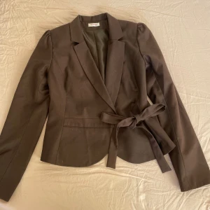 Brun kavaj - Vintage kavaj i snygg brun färg med knytbar rosett, strl S-M