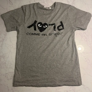 CDG play t shirt - Tjo! Säljer nu en näst intill ny CDG tisha!