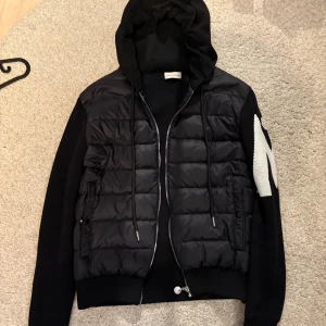 Moncler cardigan ”winter edition” - Moncler cardigan – storlek M (passar som S). Skick 9/10, använd få gånger. Inga defekter, bara minimala spår av användning, väldigt sällsynt modell som inte säljs längre, hör av vid funderingar och pris kan diskuteras 