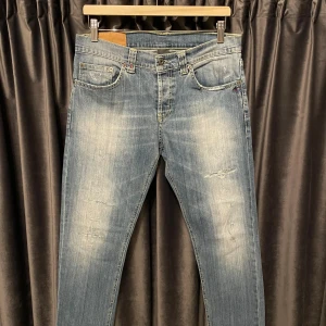 Dondup jeans - slim fit - Dondup jeans - skick 9/10, mycket fint skick! - stl W33, men passar mindre, passar w30, längd 30 - Modell: Mius, slim fit - as feta slitningar och mycket eftertraktade jeans! 