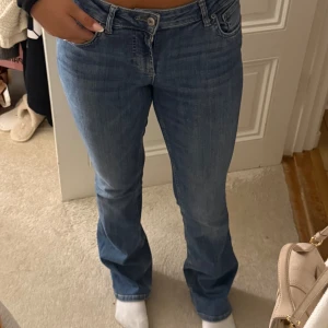 Blå bootcut jeans - Snygga blå jeans från Zara med klassisk bootcut passform och normal midja. Jeansen har en lätt tvättad look och fem fickor, perfekta för en chill och avslappnad stil. 