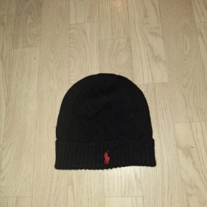 Stickad mössa från Polo Ralph Lauren - Säljer en oanvänd stickad mössa från Polo Ralph Lauren med röd broderad logga framtill. Hör av er vid frågor eller prisförslag🙌🏼