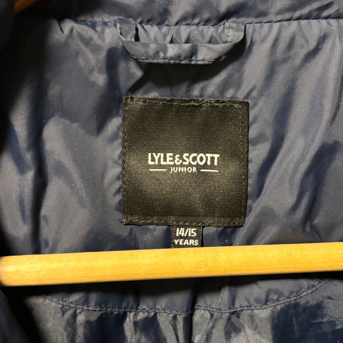 Marinblå dunväst från Lyle & Scott - 2