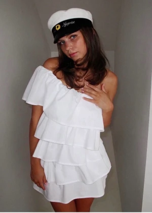 Vit volangklänning med offshoulder - Superfin vit kortklänning med flera volanger och offshoulder-design. Klänningen har en asymmetrisk axel och ärmlös stil, vilket ger en trendig och luftig känsla. Perfekt för student eller sommarens alla tillfällen. Materialet känns lätt och svalt.