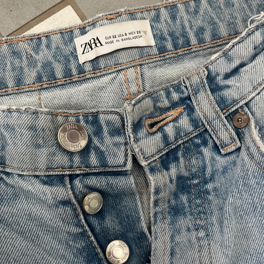 Ljusblå raka jeans från Zara - 3