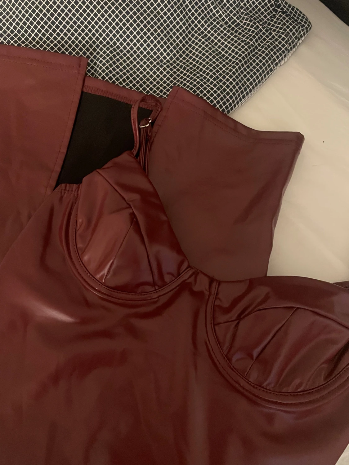 Vinröd tight klänning med bygel