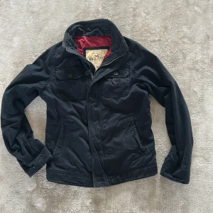 Hollister field jacket  - Extreeemt fet och sällsynt field jacket ifrån hollister i storlek M. Jackan är i fint skick förutom ett i hål vid armhålan inuti jackan men annars bra. Skriv om du har några frågor 
