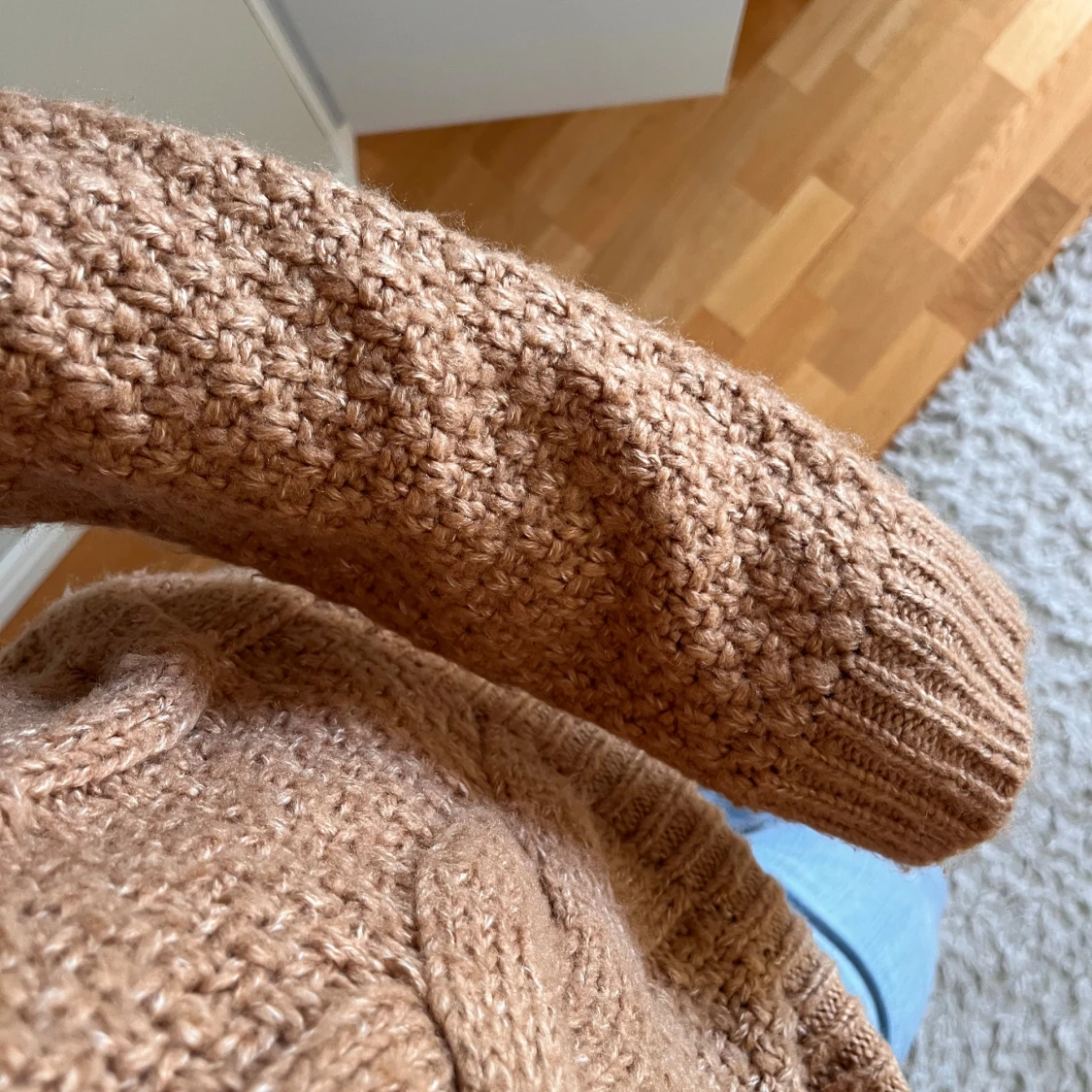 Skön stickad kabeltröja - 1