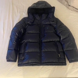 Mörkblå pufferjacka från Polo Ralph Lauren - En helt ny Ralph lauren jacka nypris på denna är 3599 jag säljer den för bara 2999 L i  barn storlek 