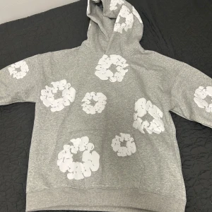 Grå denim tears hoodie - Grå denim tears hoodie som passar M