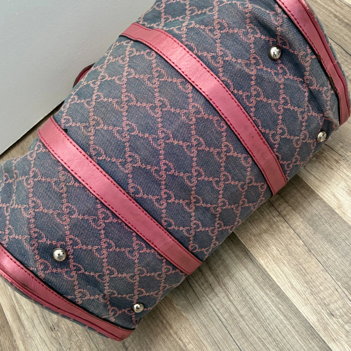 Gucci handväska med rosa detaljer - 4