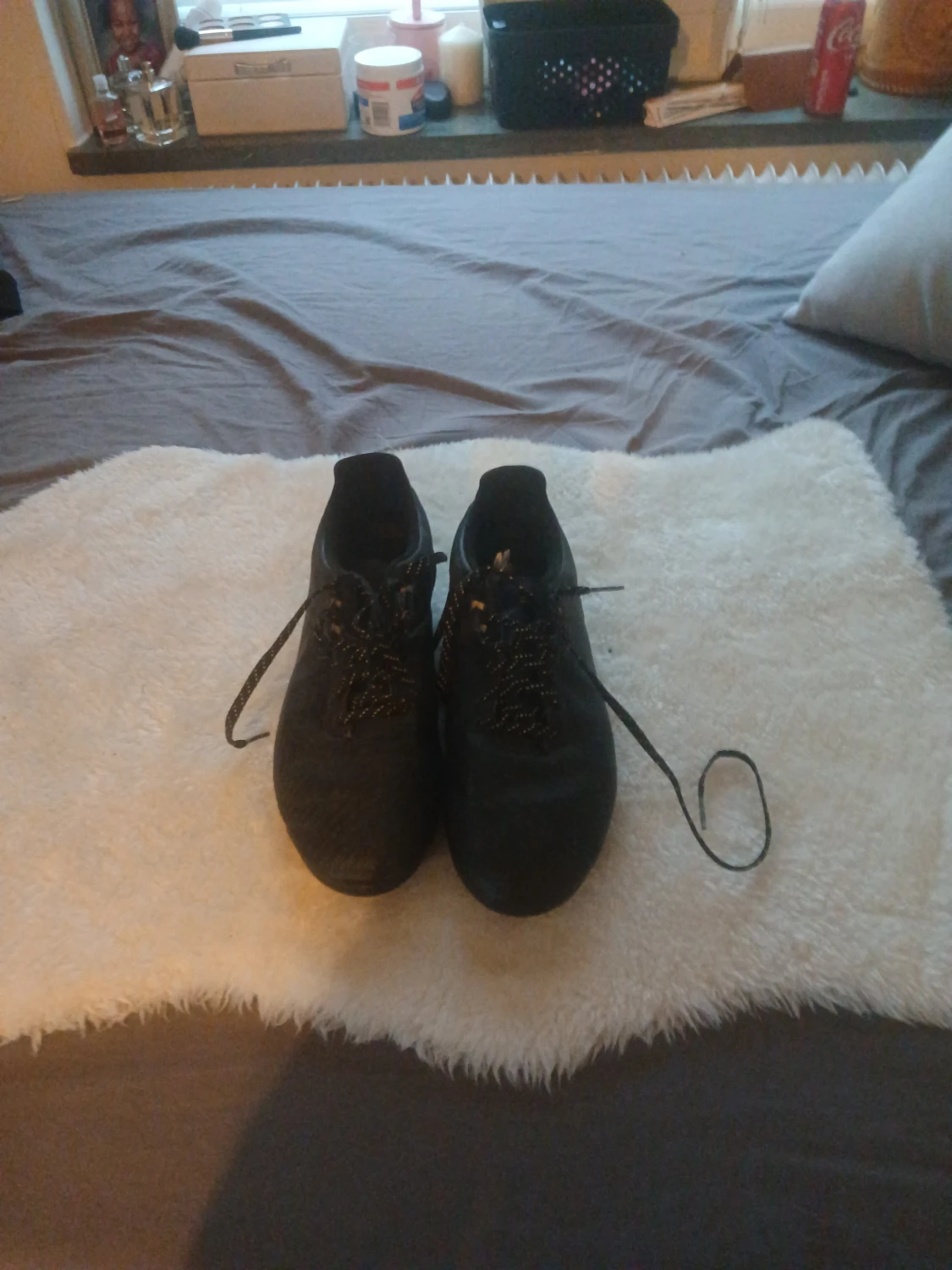 Svarta fotbollsskor med snörning