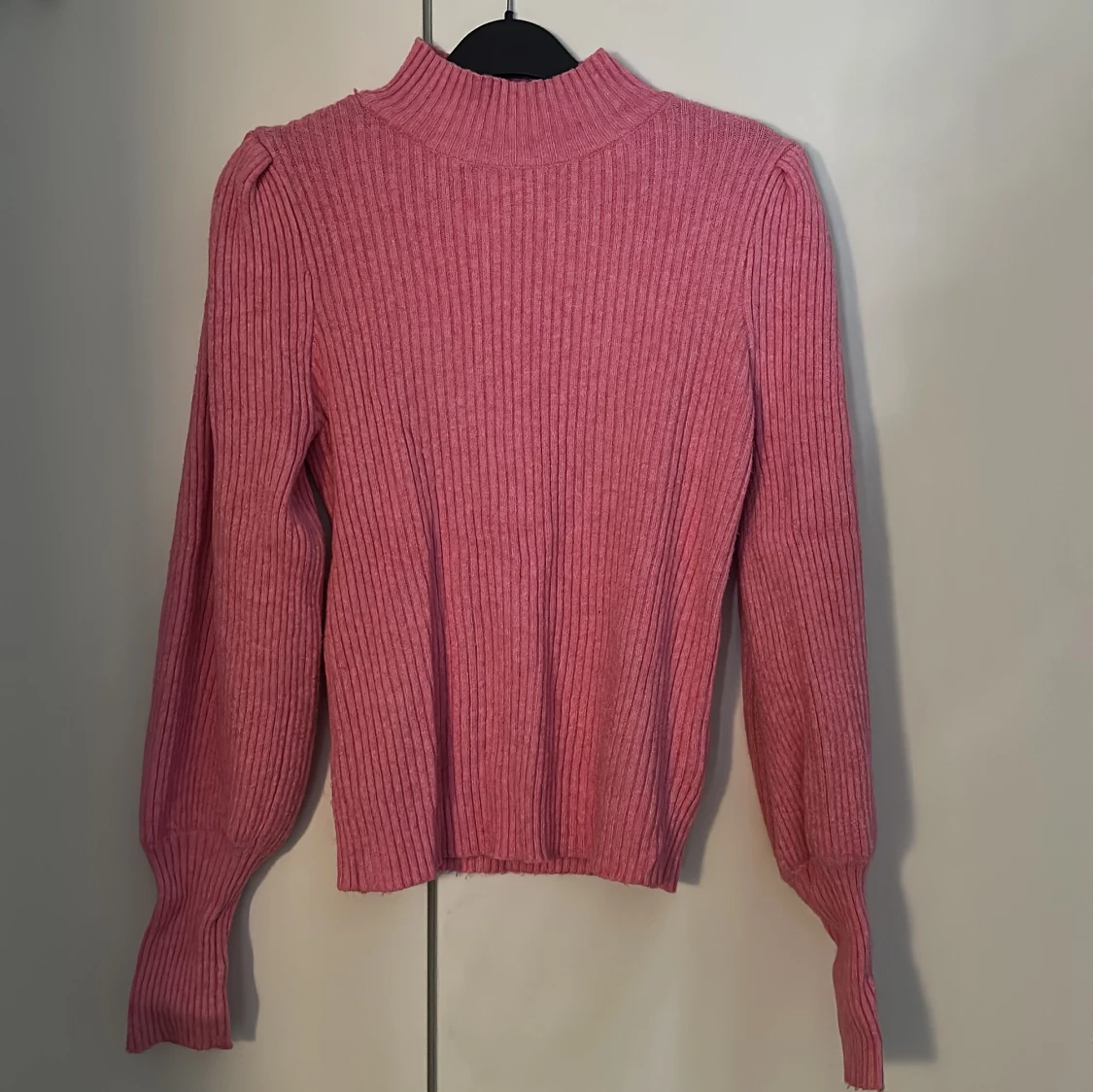 Rosa ribbad stickad tröja från ONLY