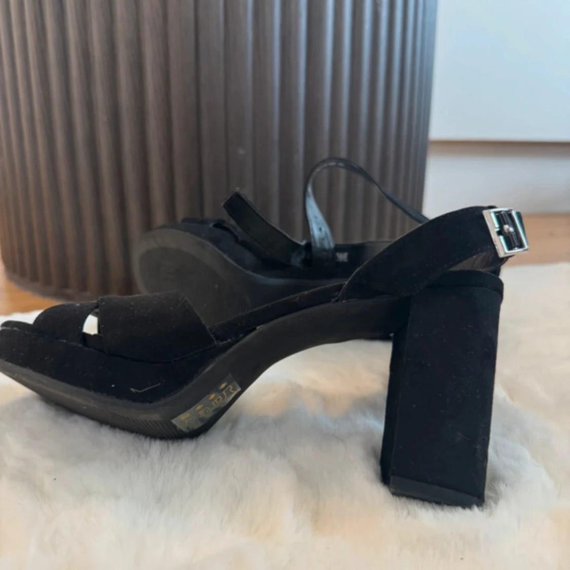 Svarta sandaler med klack och spänne - 2