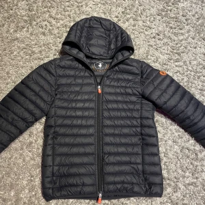 Svart jacka från save the duck  - Jackan är knappt använd och har inga täcken på slitage , säljer pga att den är för liten. Storlek M men passar S. Skriv vid frågor! Nypris runt 2000