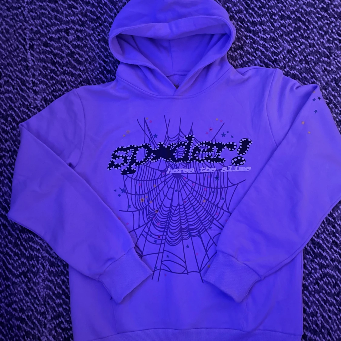 Lila hoodie från Spider med tryck