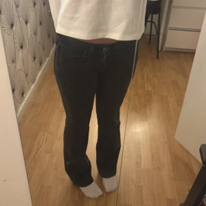 Svarta Lee jeans  - Ett par svarta low waist Lee jeans köpta på carlings för 1099, väldigt bra skick, 24/31. Säljer på grund av att de är för små för mig och kommer aldrig till användning, skriv om ni har funderingar. Pris kan diskuteras 