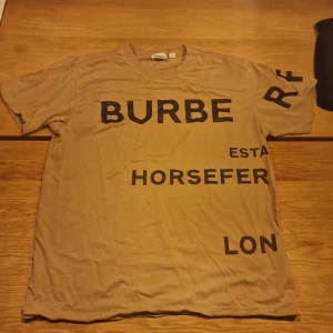 Beige Burberry t shirt helt ny M - Helt ny skick. Burrbery beige