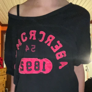 Oversize y2k t-shirt - En y2k Abercrombie & fitch t shirt i strl xs. Är marinblå och rosa och är i mycket bra skick!