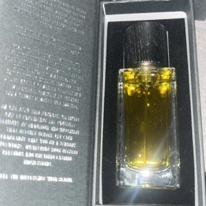 Sentir exklusiv parfymflaska - Lyxig parfym från Scentir, tillverkad i Sverige. Innovativt hantverk och unik design som lyfter din stil.  Kommer i elegant förpackning. Doften är inspirerad av Parfums de Marlys Althair! Vid köp kommer även en gratis sample från deras nya parfymer🙌🏼