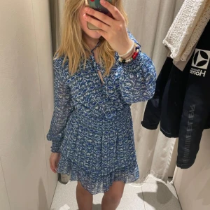 Volang klänning  - Superfin volang klänning från Zara som aldrig har använts, är i nyskick, storlek xs