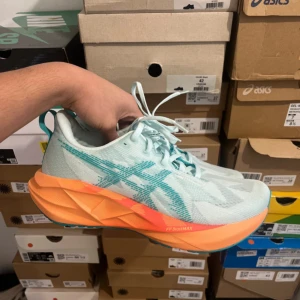 Asics Novablast 5 - Nästan som nya, använda i 5km bara. Storlek 42.5. Finns i lund för meet-up eller fraktas via plick 